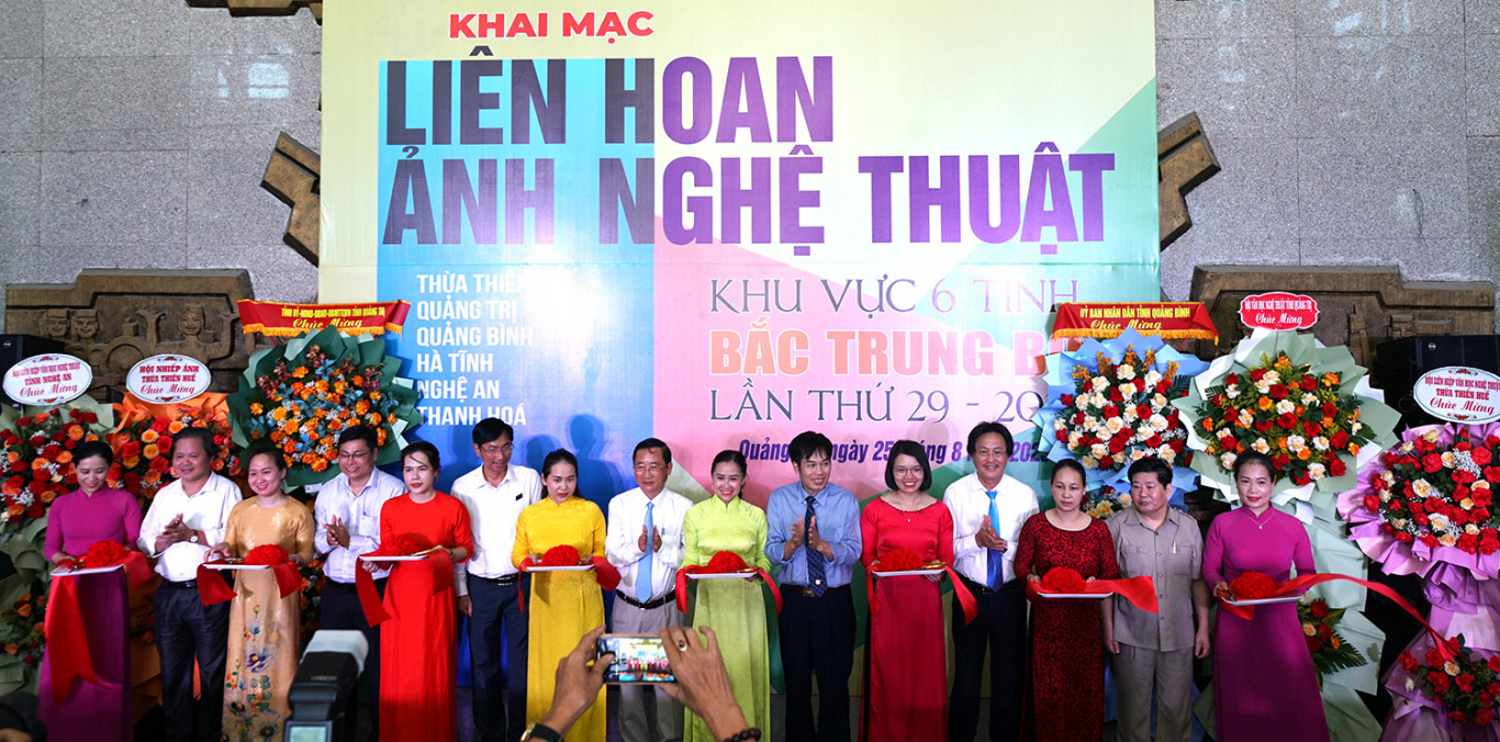 C&aacute;c đại biểu cắt băng khai mạc triển l&atilde;m ảnh